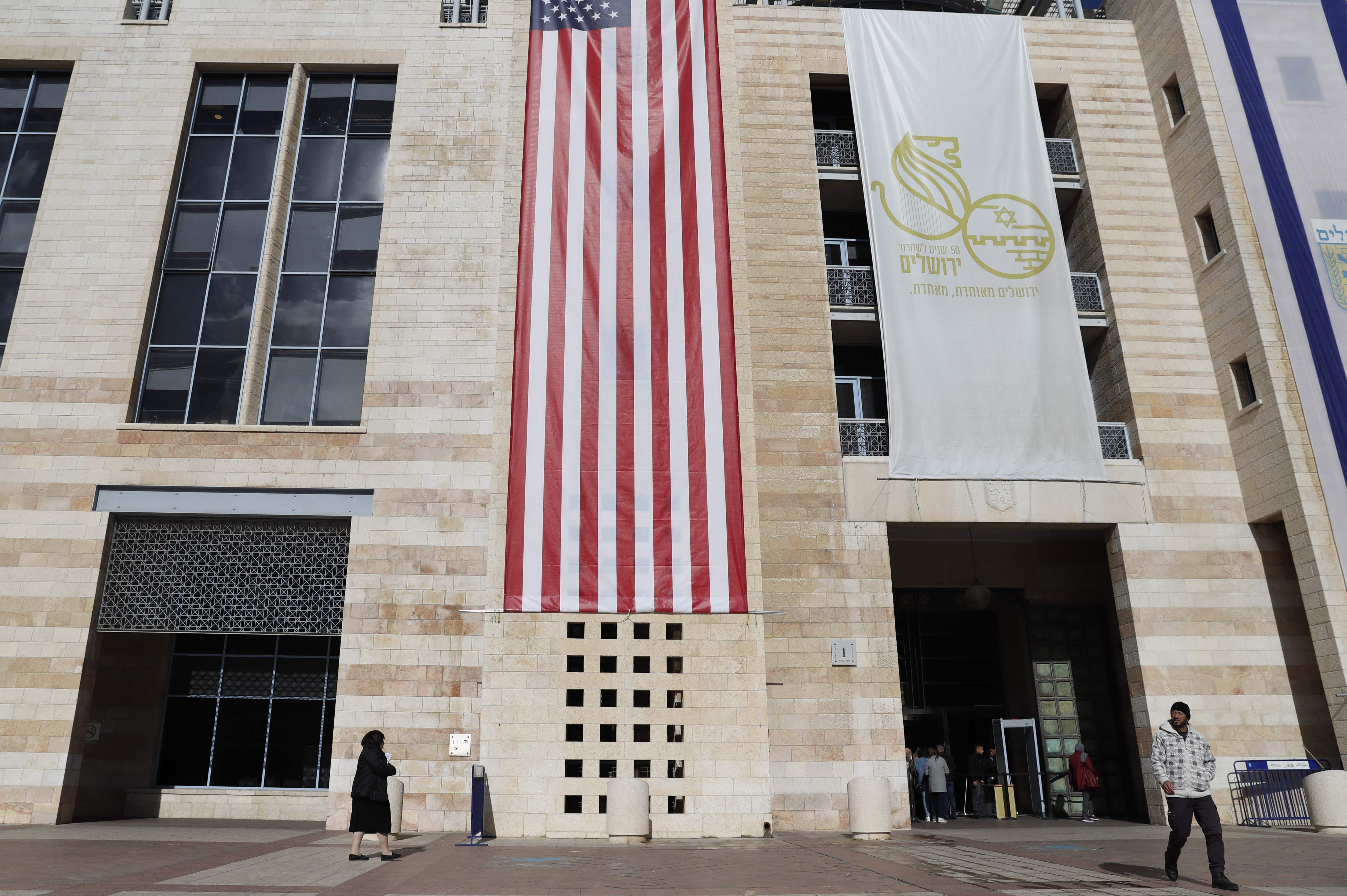 العلم الأمريكى على مبنى بلدية القدس