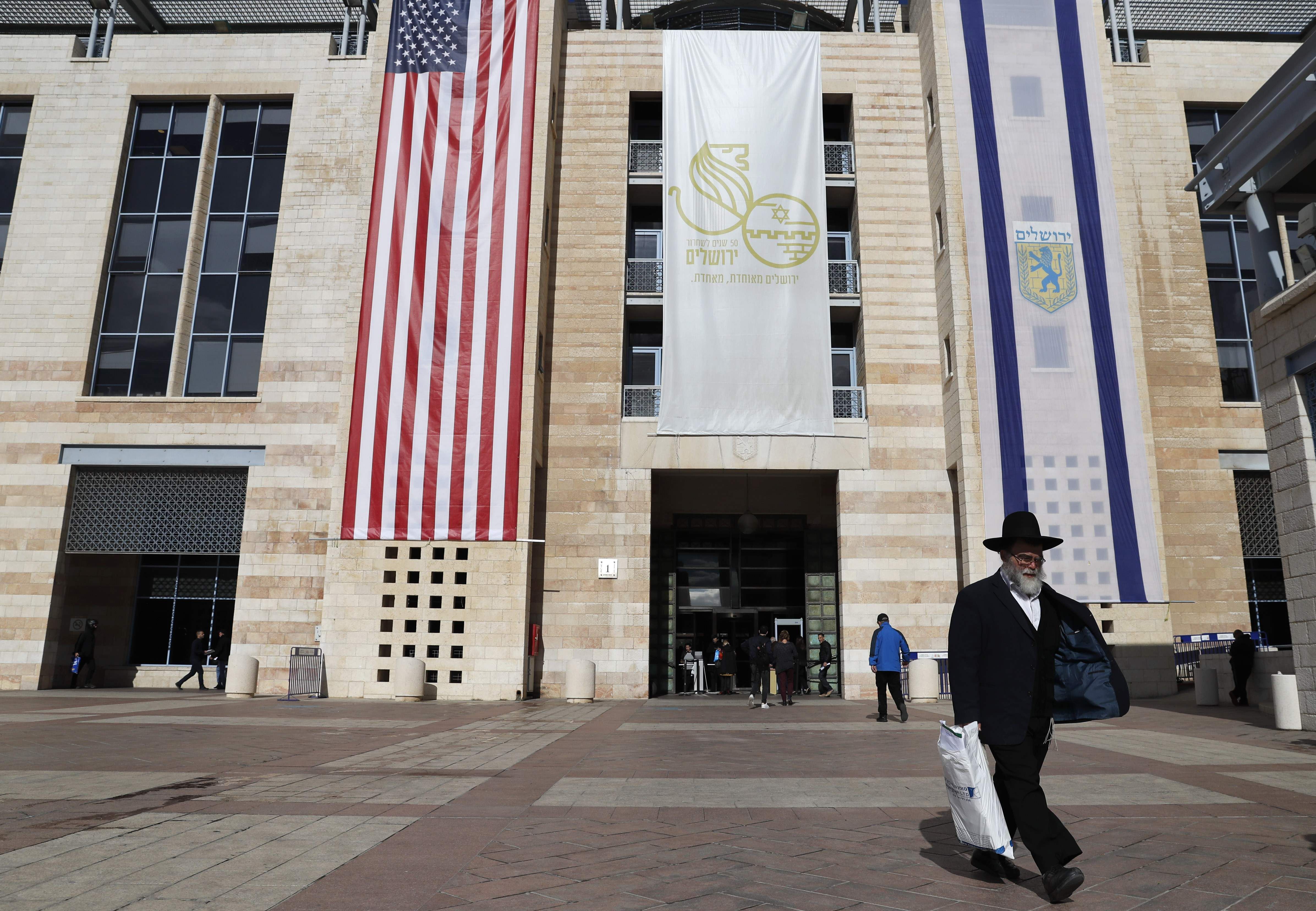 علم أمريكا واسرائيل على مبنى بلدية القدس