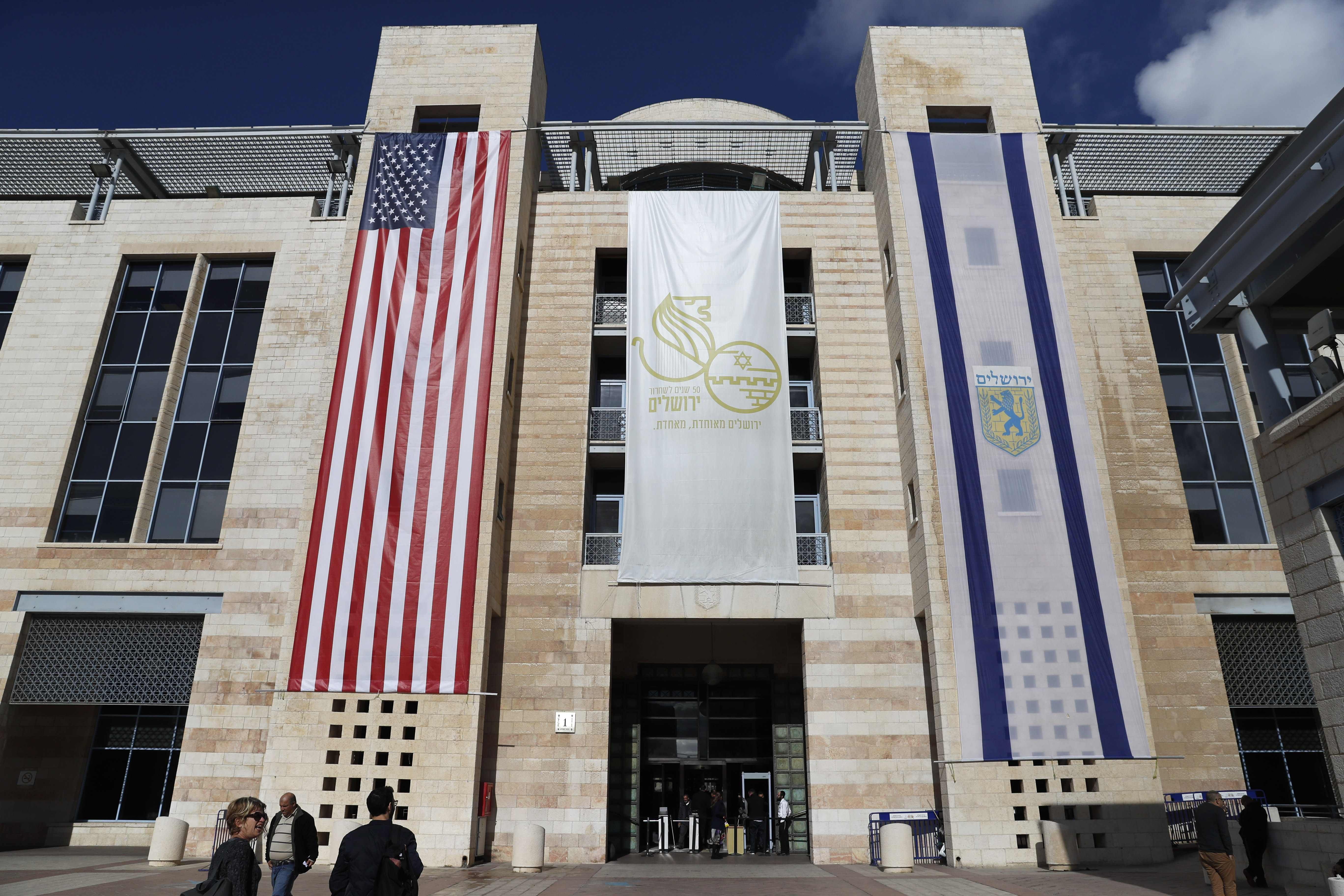 العلم الأمريكى والاسرائيلى على مبنى بلدية القدس