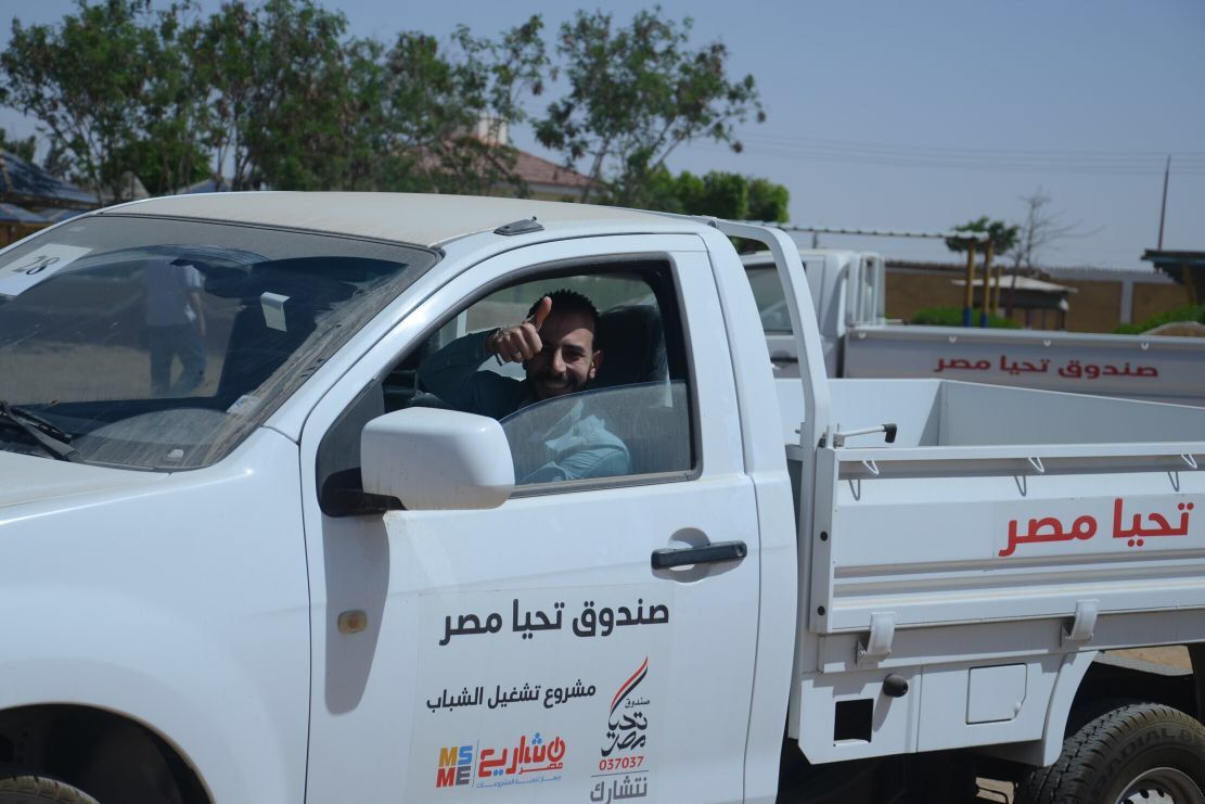 صندوق تحيا مصر يسلم 356 سيارة نقل عادي ومبرد للشباب (4)