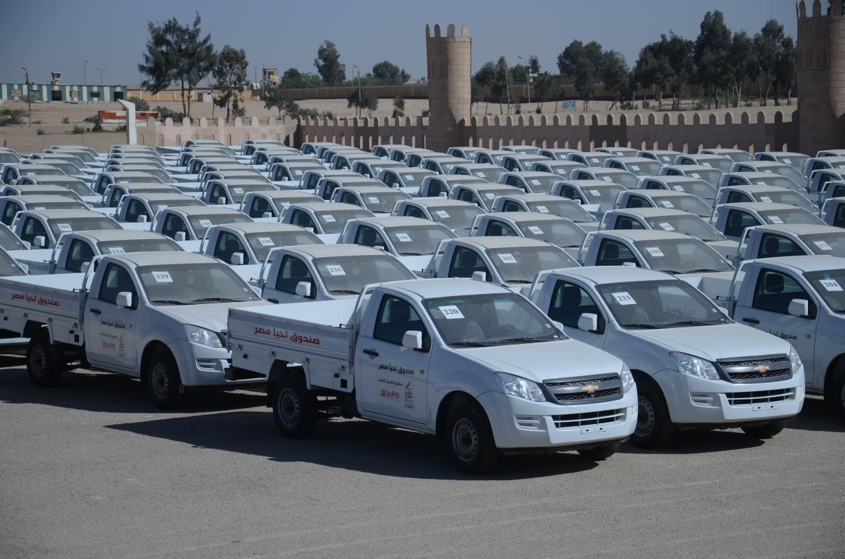 صندوق تحيا مصر يسلم 356 سيارة نقل عادي ومبرد للشباب (2)