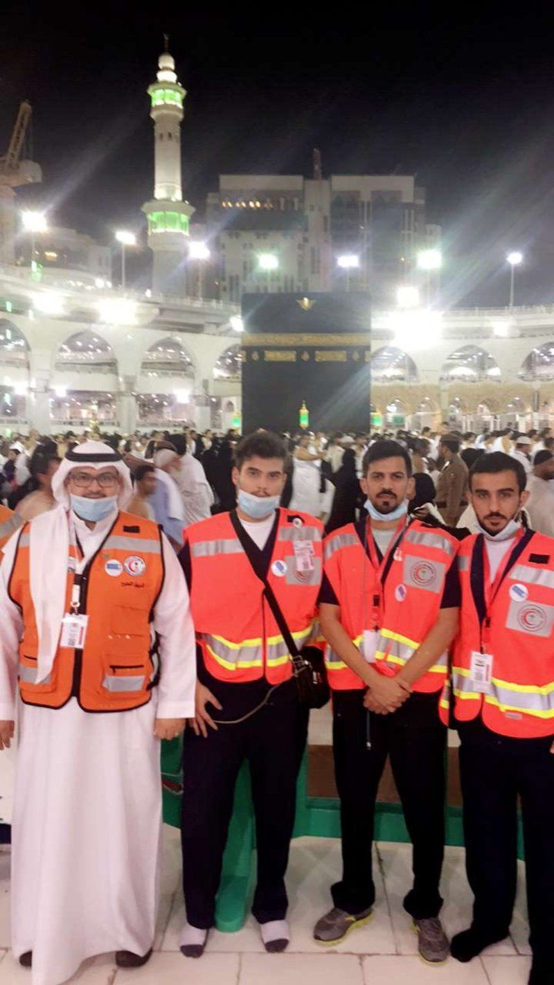 بالصور .. طلاب جامعة الملك سعود يقدمون الخدمات الإسعافية لزوار المسجد الحرام