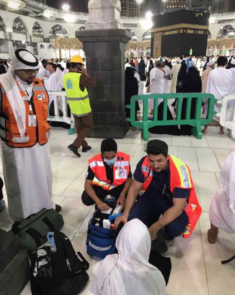 بالصور .. طلاب جامعة الملك سعود يقدمون الخدمات الإسعافية لزوار المسجد الحرام
