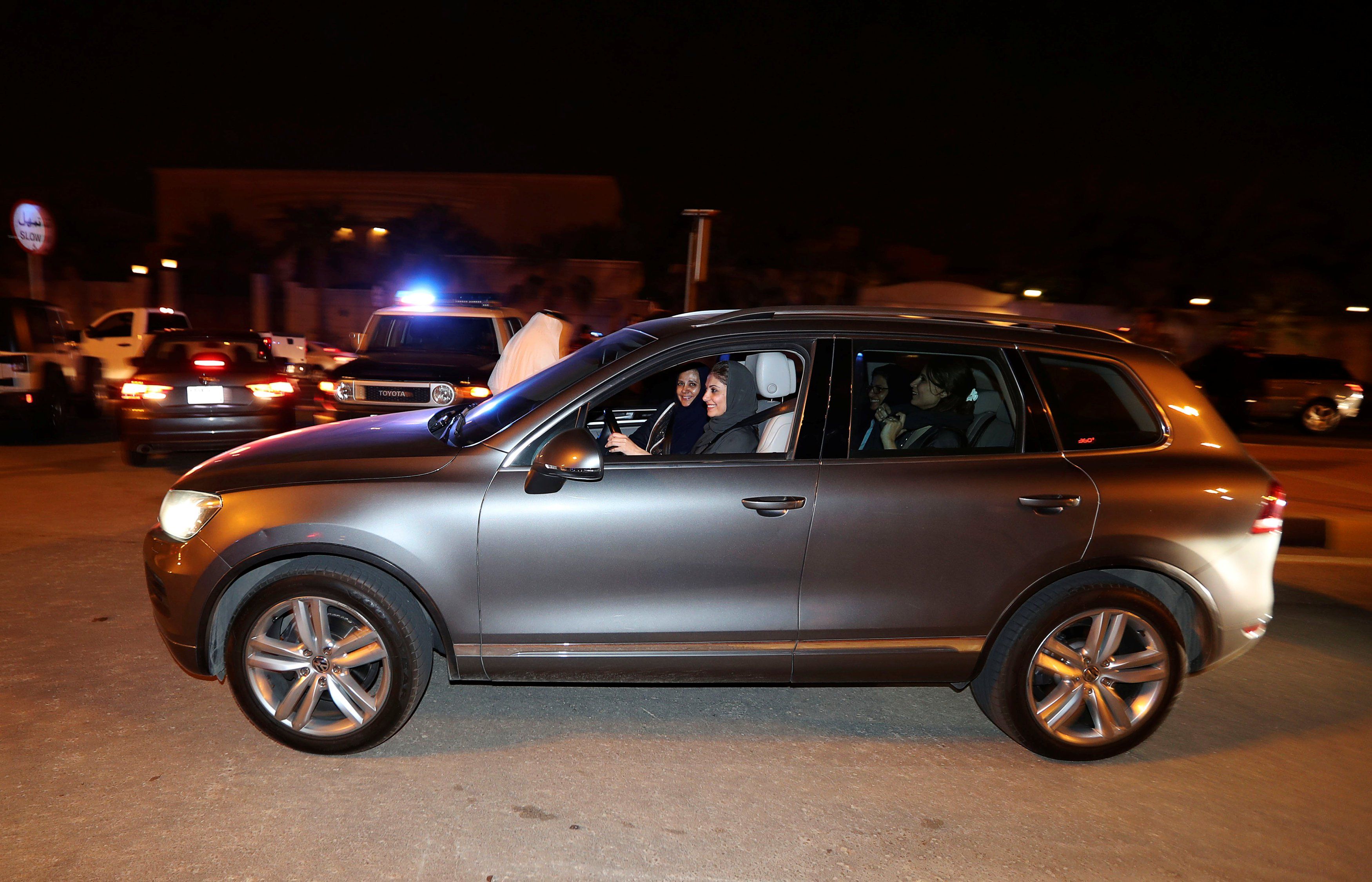 سيدة سعودية تقود سيارتها في محافظة الخبر