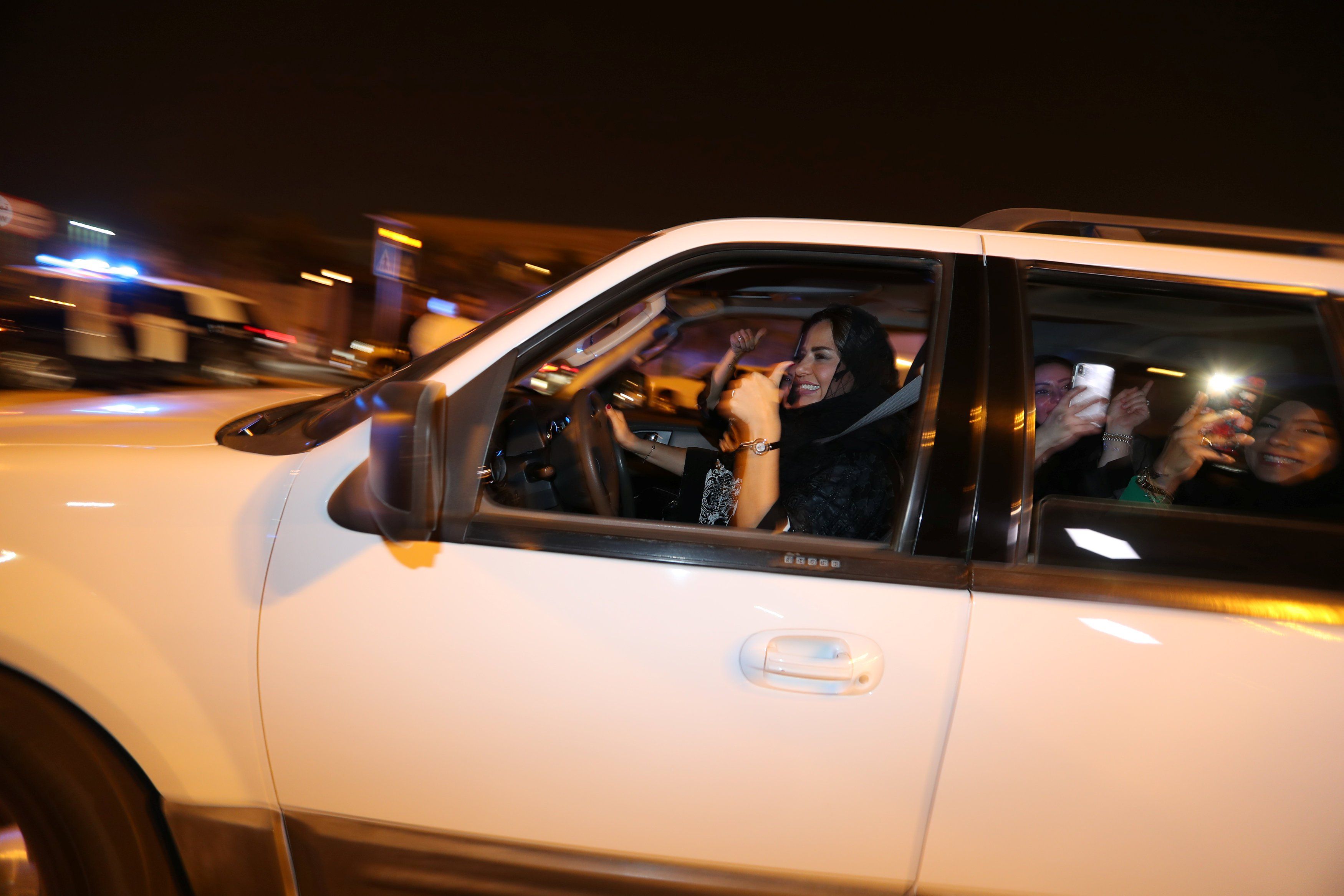 سيدة سعودية تحتفل مع صديقاتها وهي تقود سيارتها