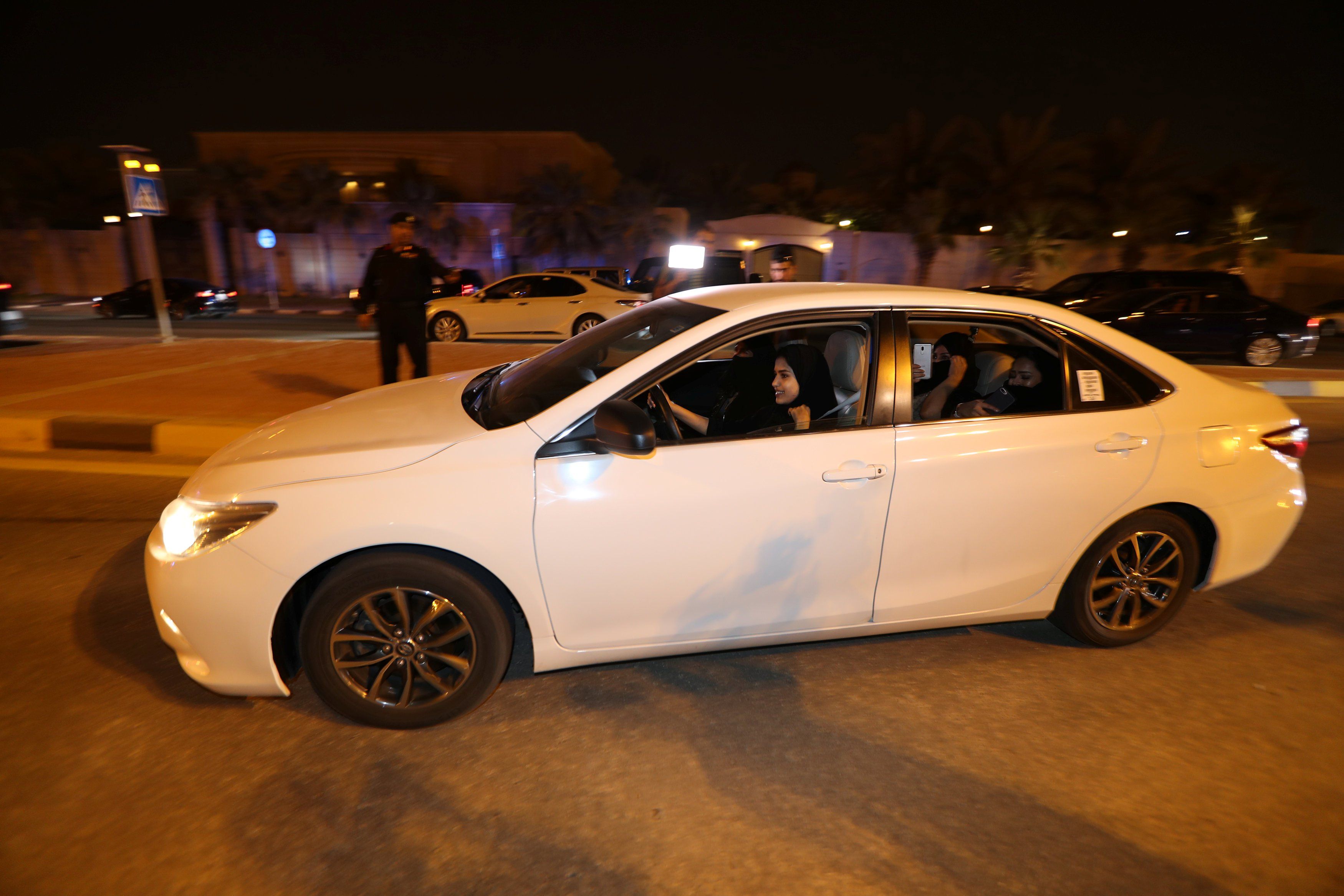 فتاة سعودية تقود السيارة فى مدينة الخبر السعودية