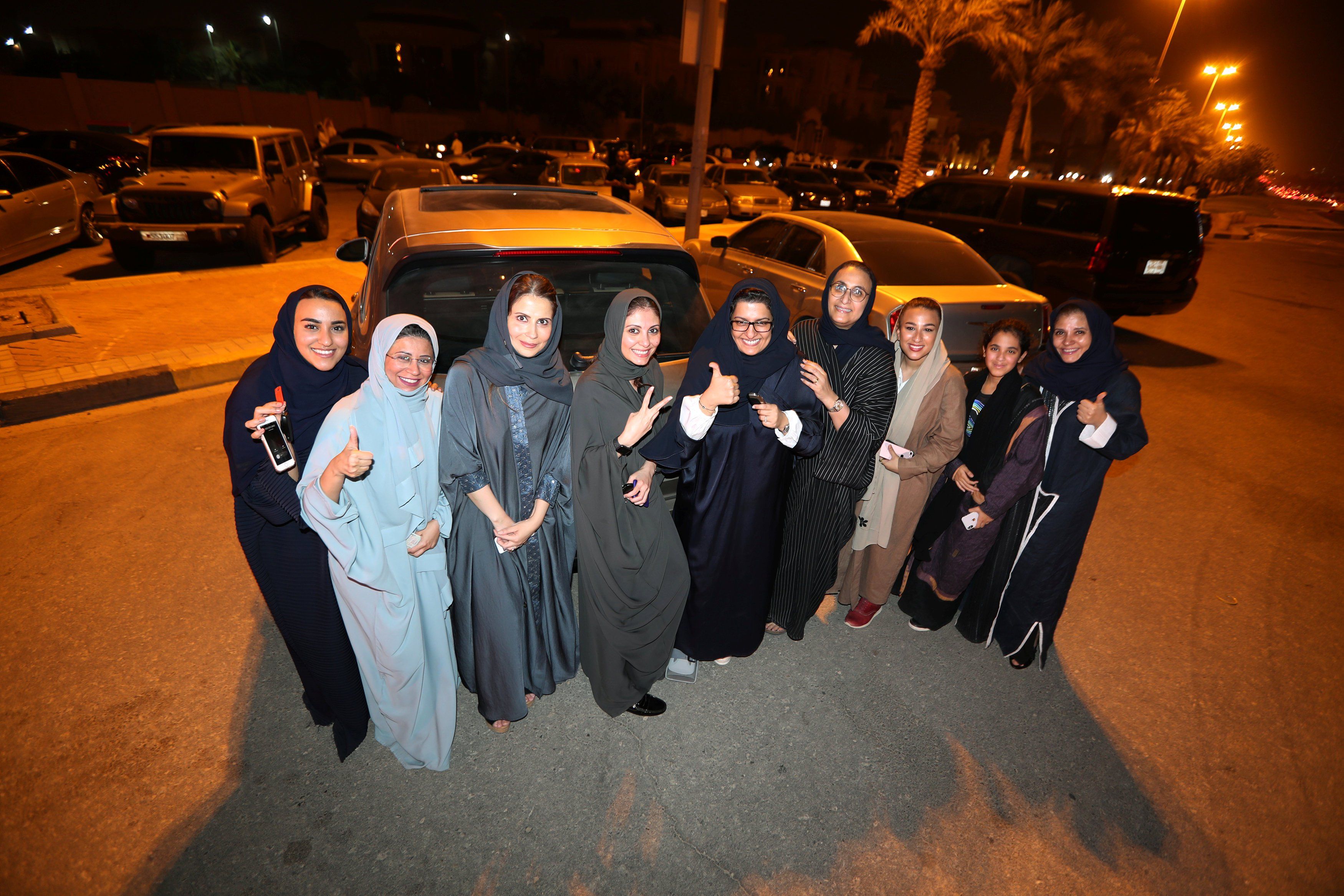 احتفال سيدات فى السعودية بتنفيذ قرار قيادة المرأة للسيارات