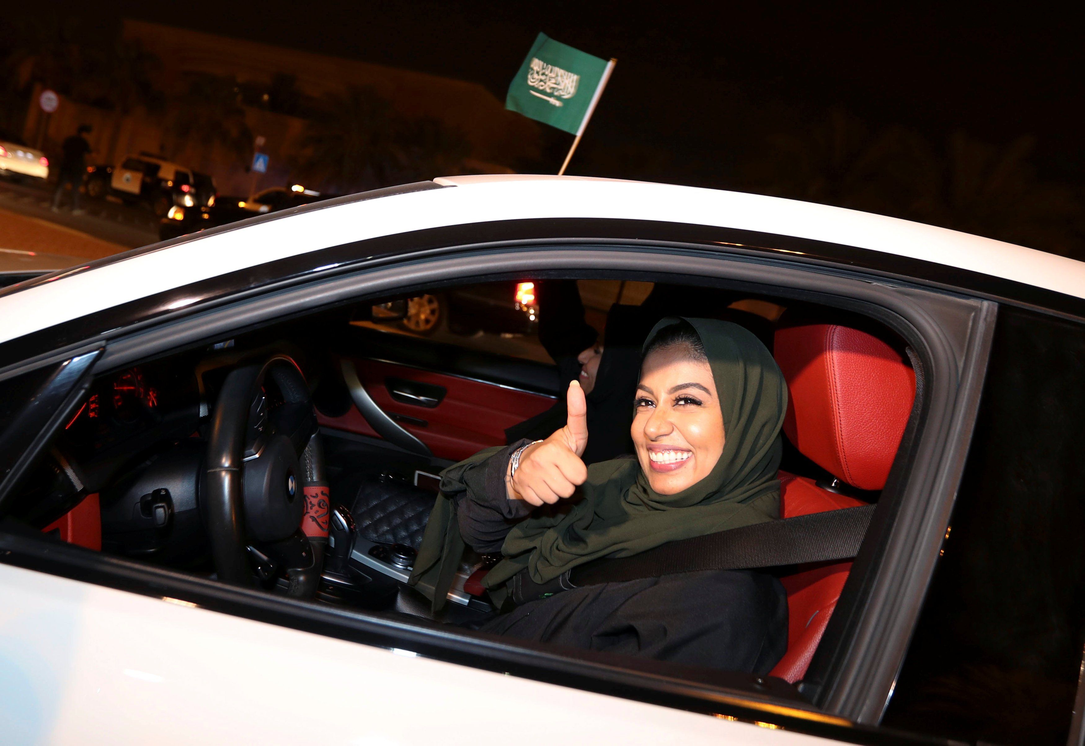 الفرحة فى وجه سيدة سعودية خلال قيادة السيارة