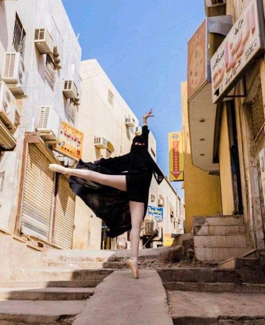 راقصة بالنقاب تثير جدلًا في شوارع السعودية (صور)