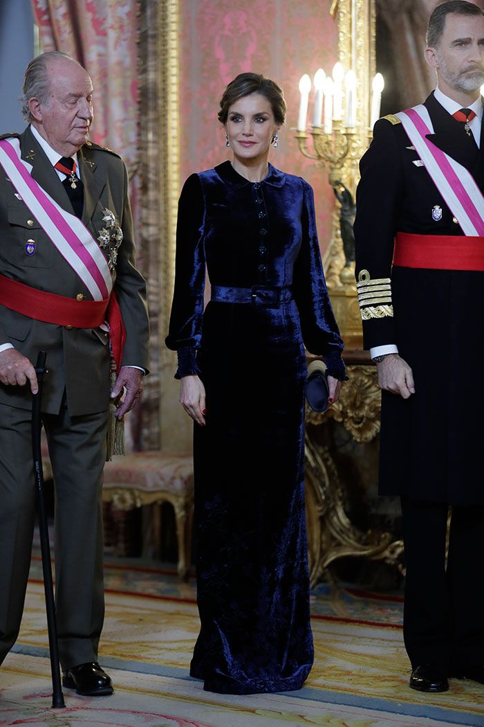 الملكة ليتيسيا في فستان ماكسي من المخمل