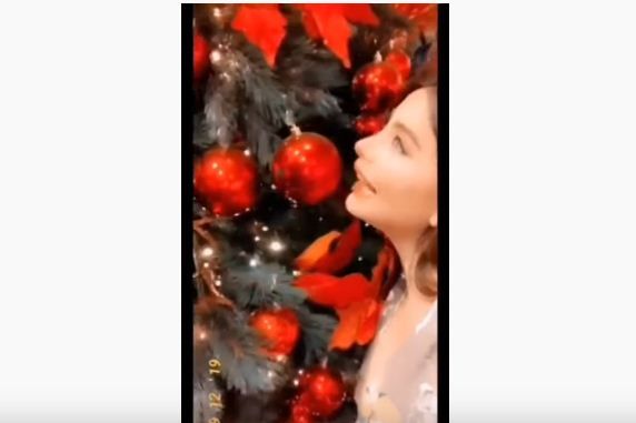 إنجي خوري قلبت الفيس بوك بفيديو جديد.. احتفلت بالكريسماس وهي بتلحس